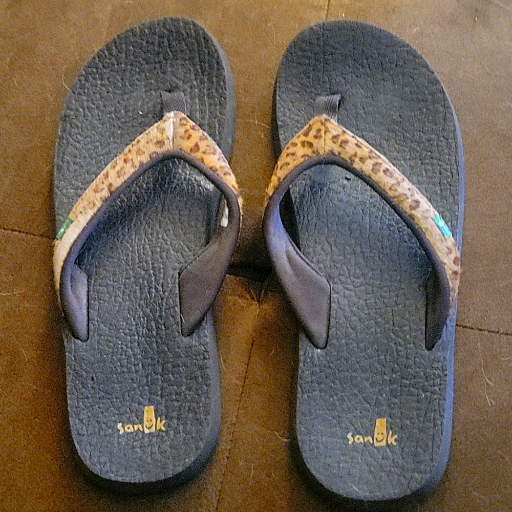 Leopard print Sanuks